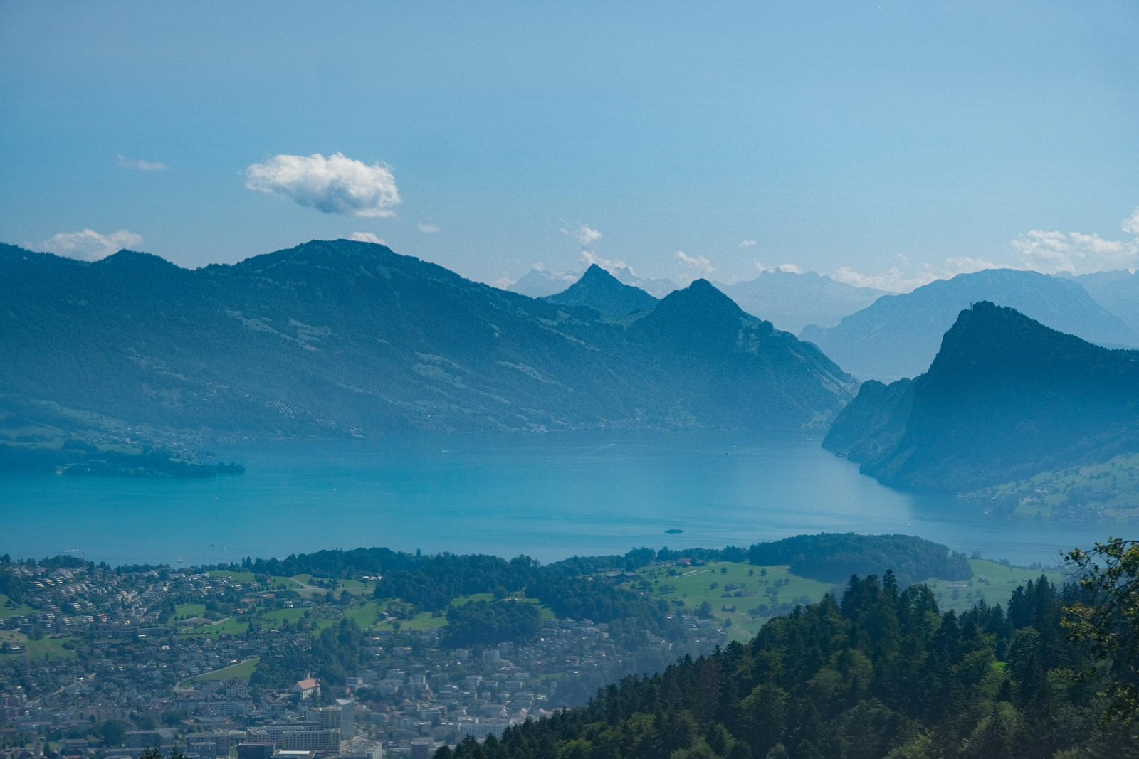 Blick über den Vierwaldstättersee und die umliegenden Berge
